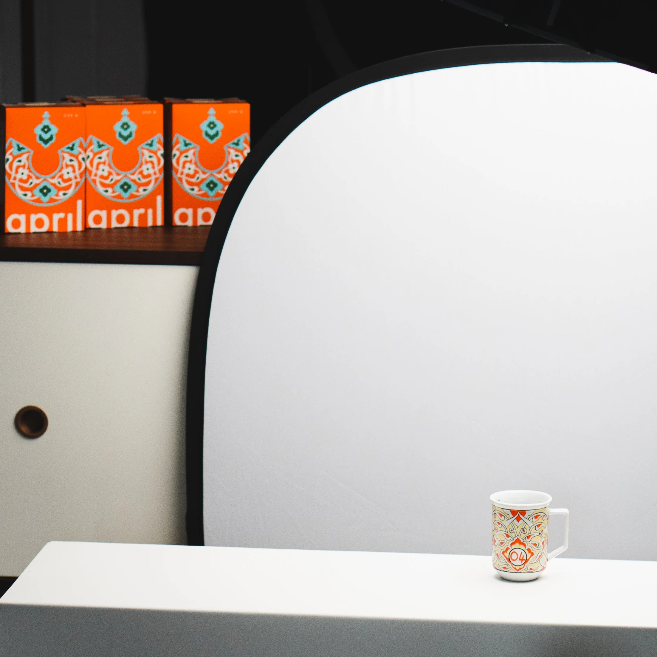 april x Iznik Mavi Cini – Mug - Image 3